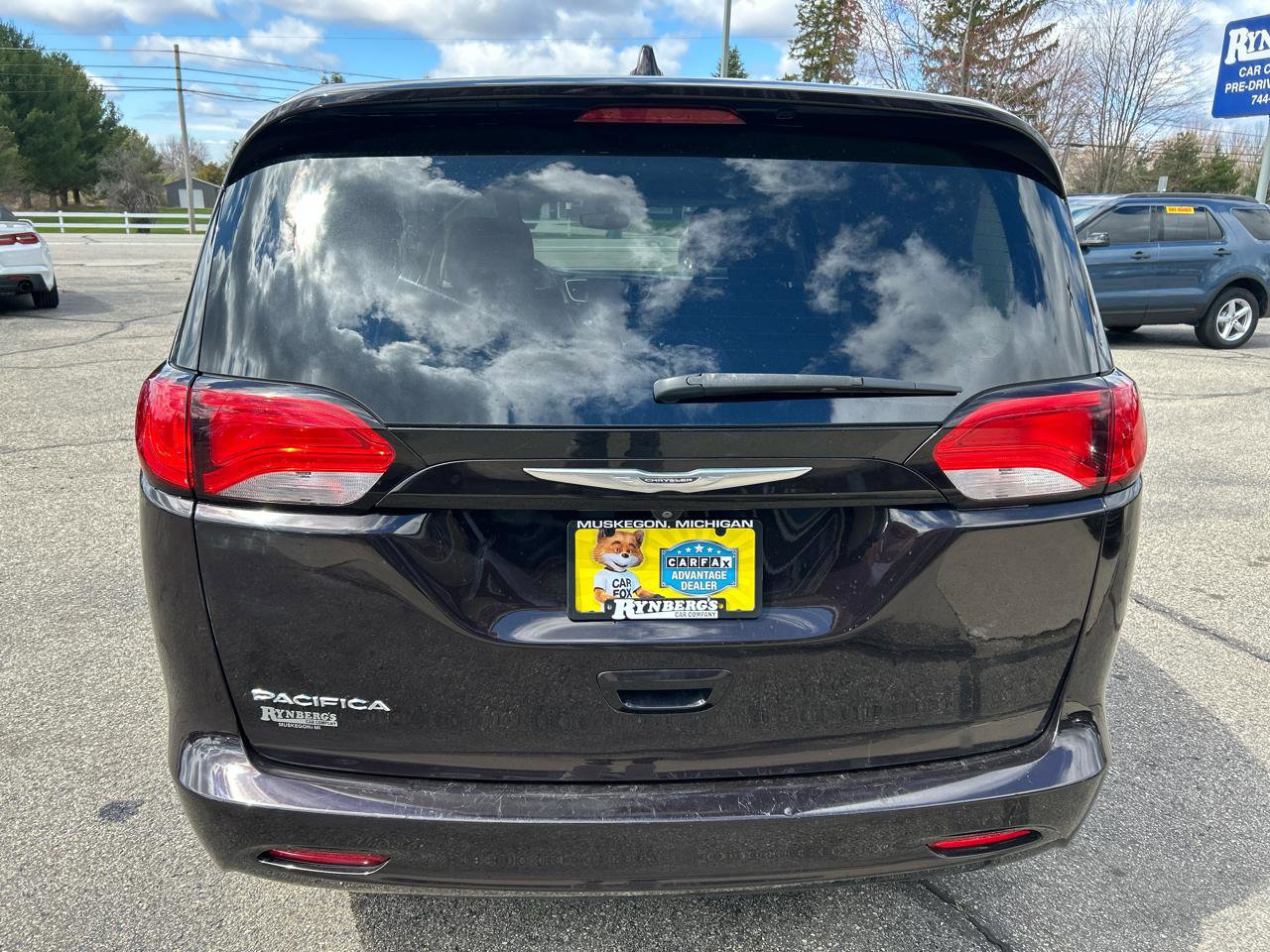 Used 2017 Chrysler Pacifica Touring FWD image 3