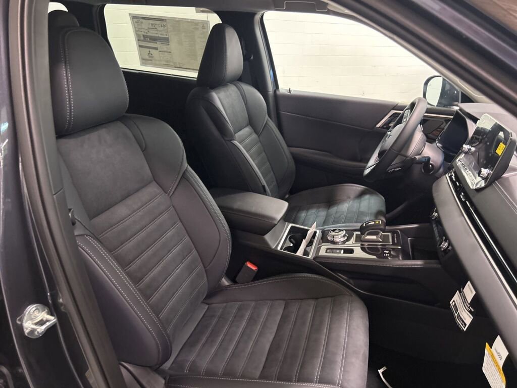 New 2025 Mitsubishi Outlander SE image 10