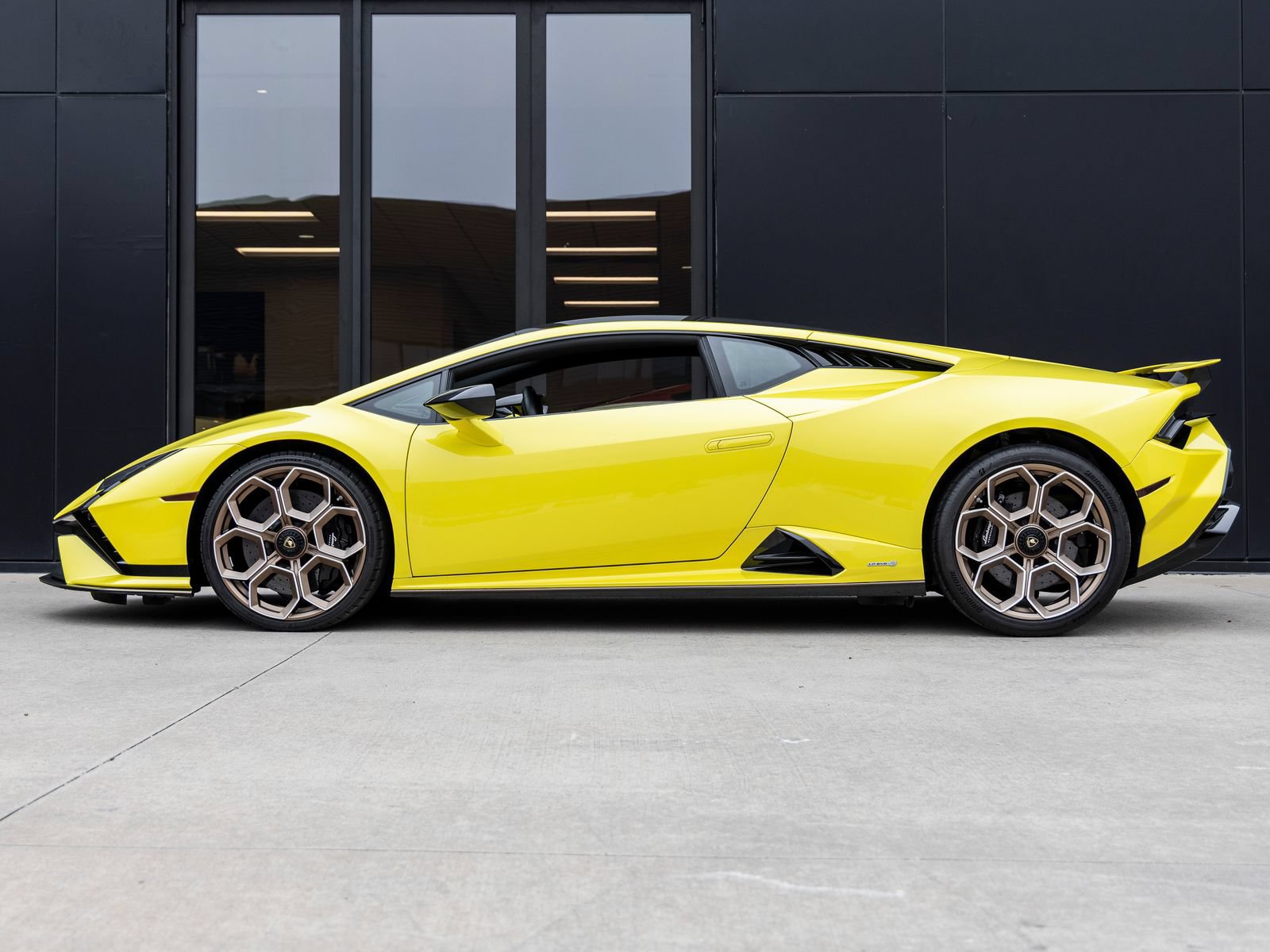 Used 2023 Lamborghini Huracan Tecnica RWD image 9