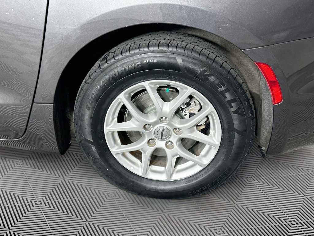 Certified 2023 Chrysler Pacifica Touring-L FWD image 42