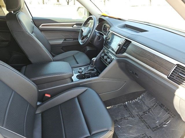 Used 2023 Volkswagen Atlas SE w/ Black Wheel Package image 11