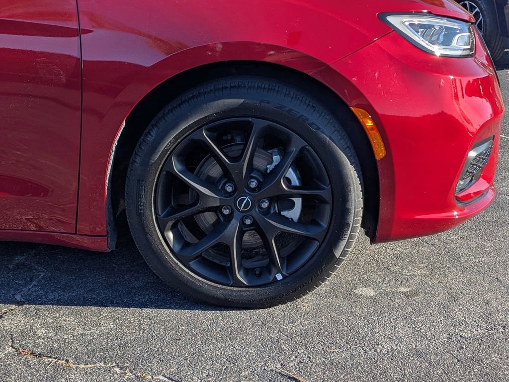 Used 2025 Chrysler Pacifica Limited FWD image 11