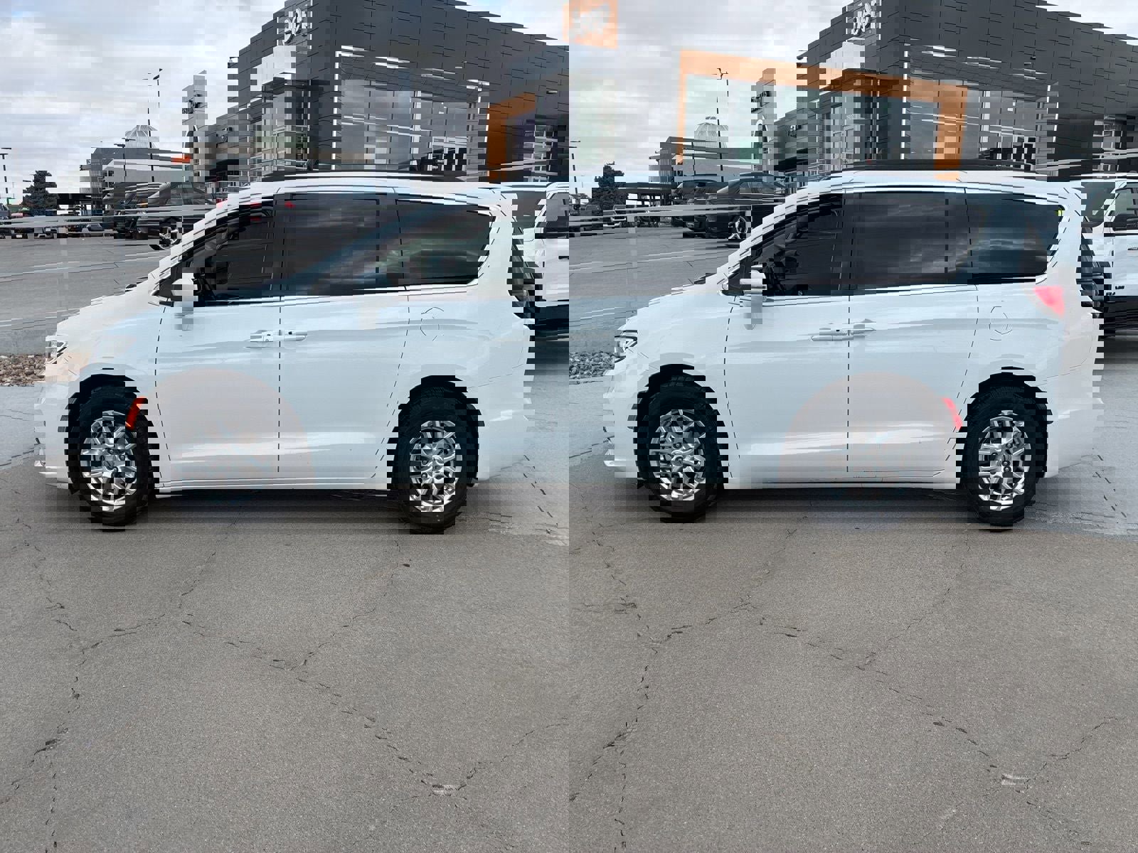 Used 2022 Chrysler Pacifica Touring-L image 2