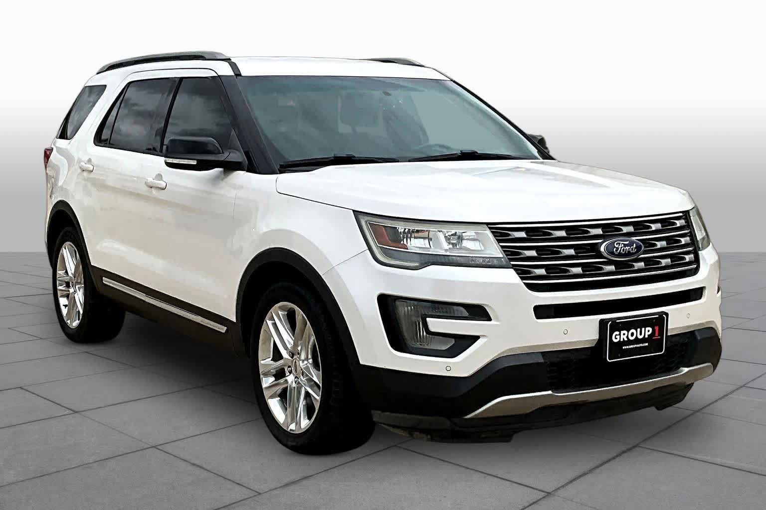 Used 2016 Ford Explorer XLT w/ Equipment Group 202A FWD image 3