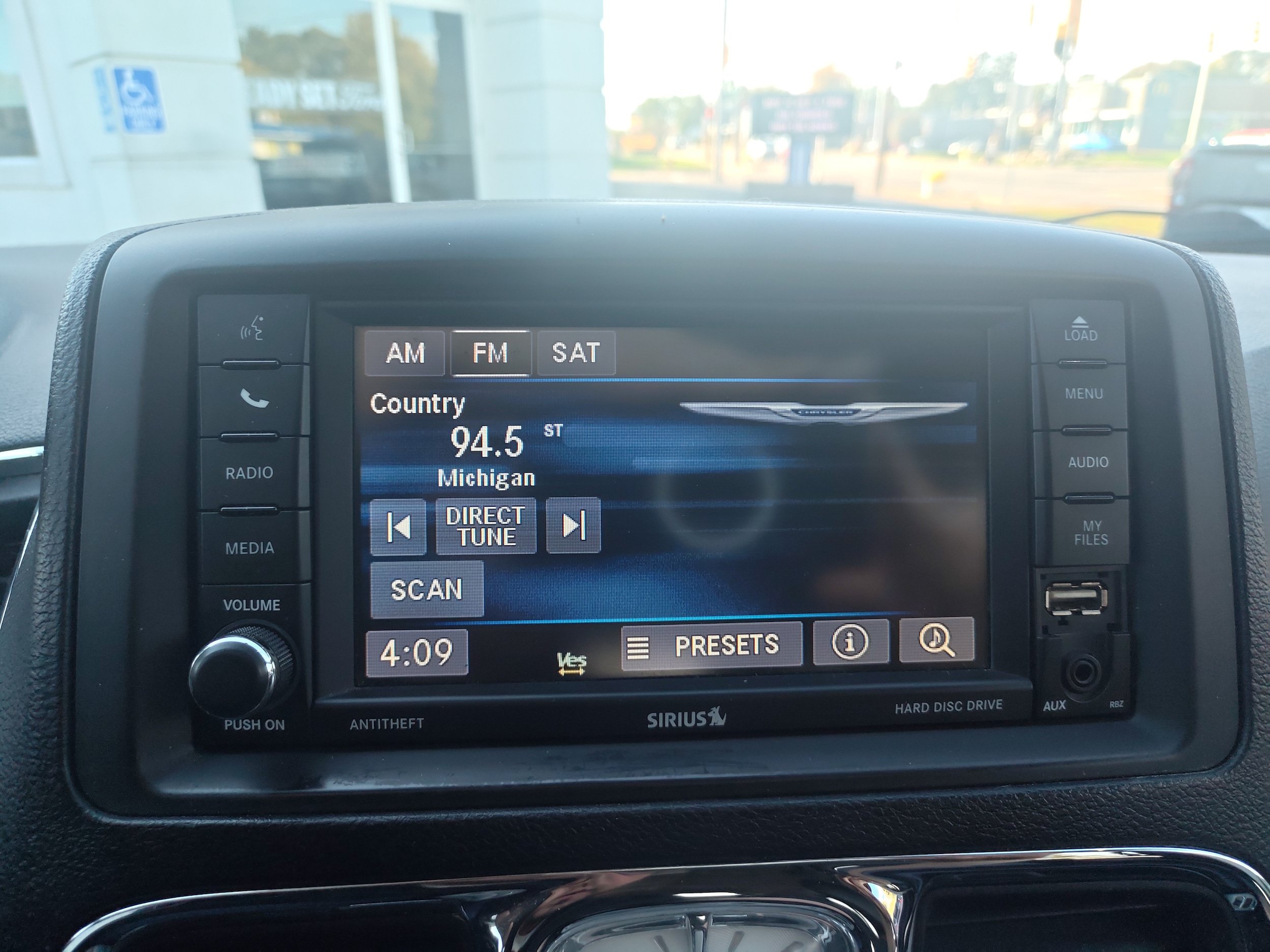 Used 2014 Chrysler Town & Country Touring FWD image 7