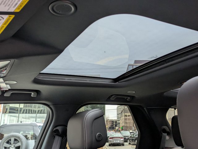 Used 2025 Land Rover Discovery Dynamic SE image 16