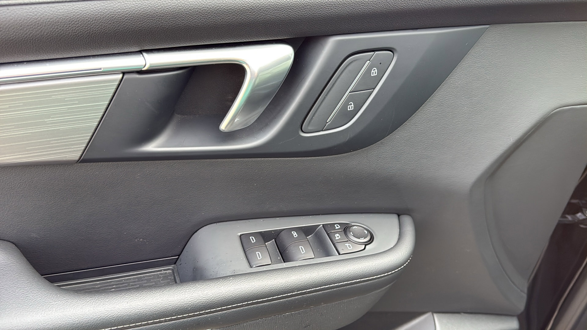 Used 2025 Buick Enclave Preferred image 11