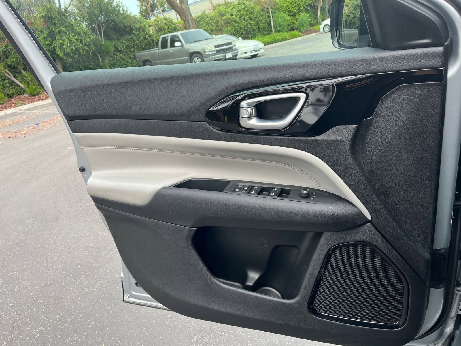 Used 2025 Jeep Compass Limited image 18