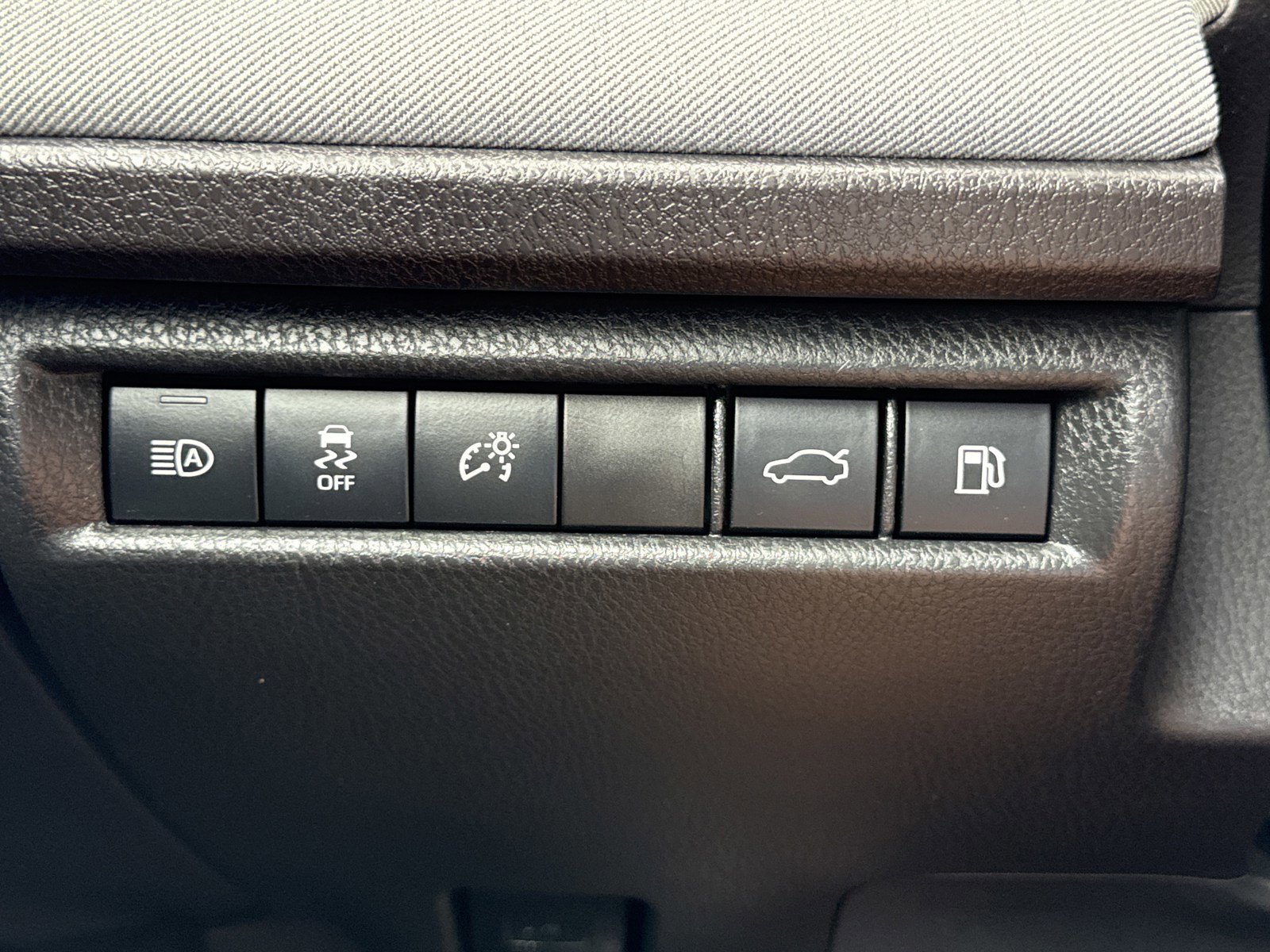 Used 2025 Toyota Camry LE w/ Convenience Package FWD image 18