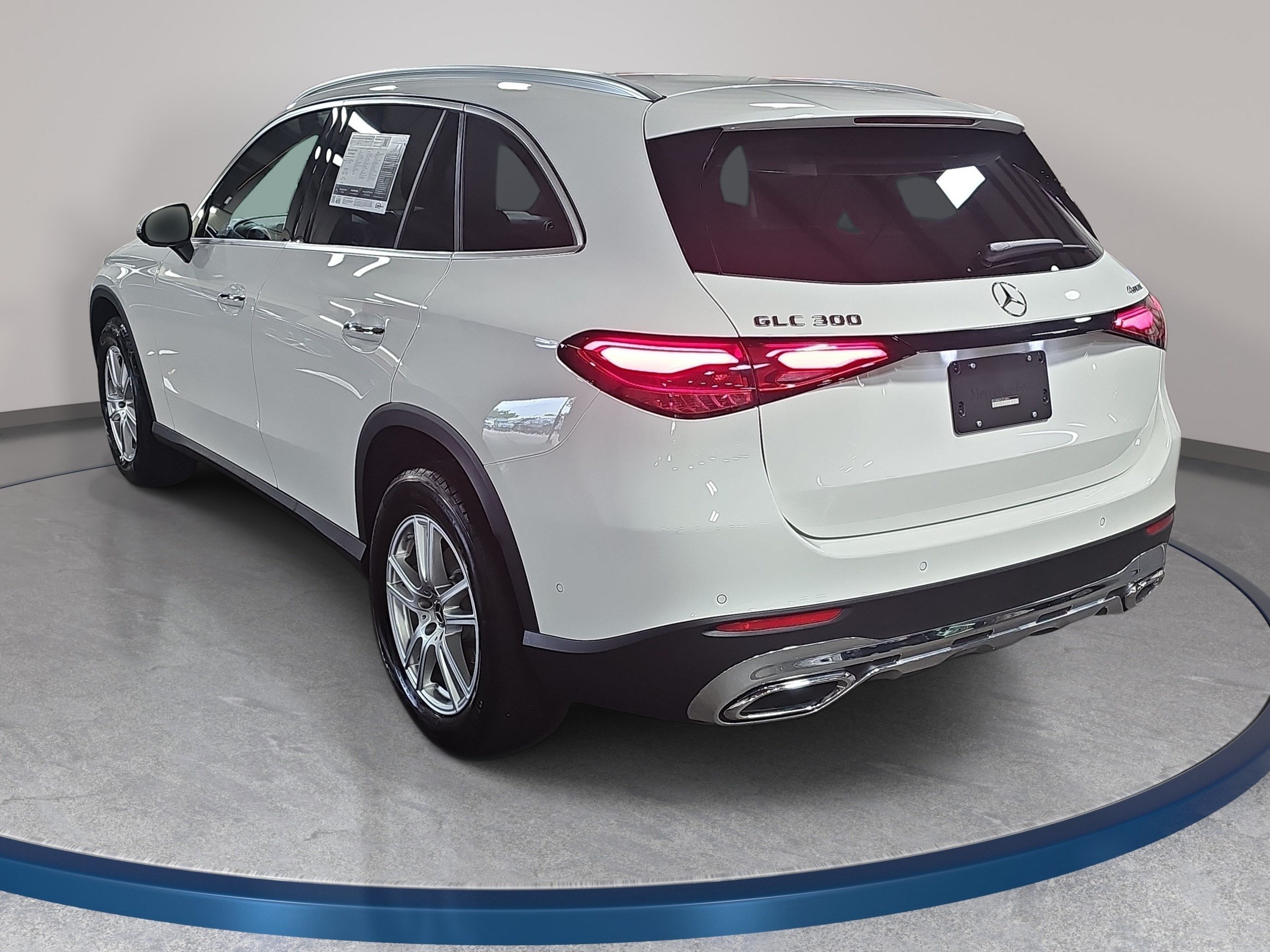 Used 2025 Mercedes-Benz GLC 300 4MATIC image 8