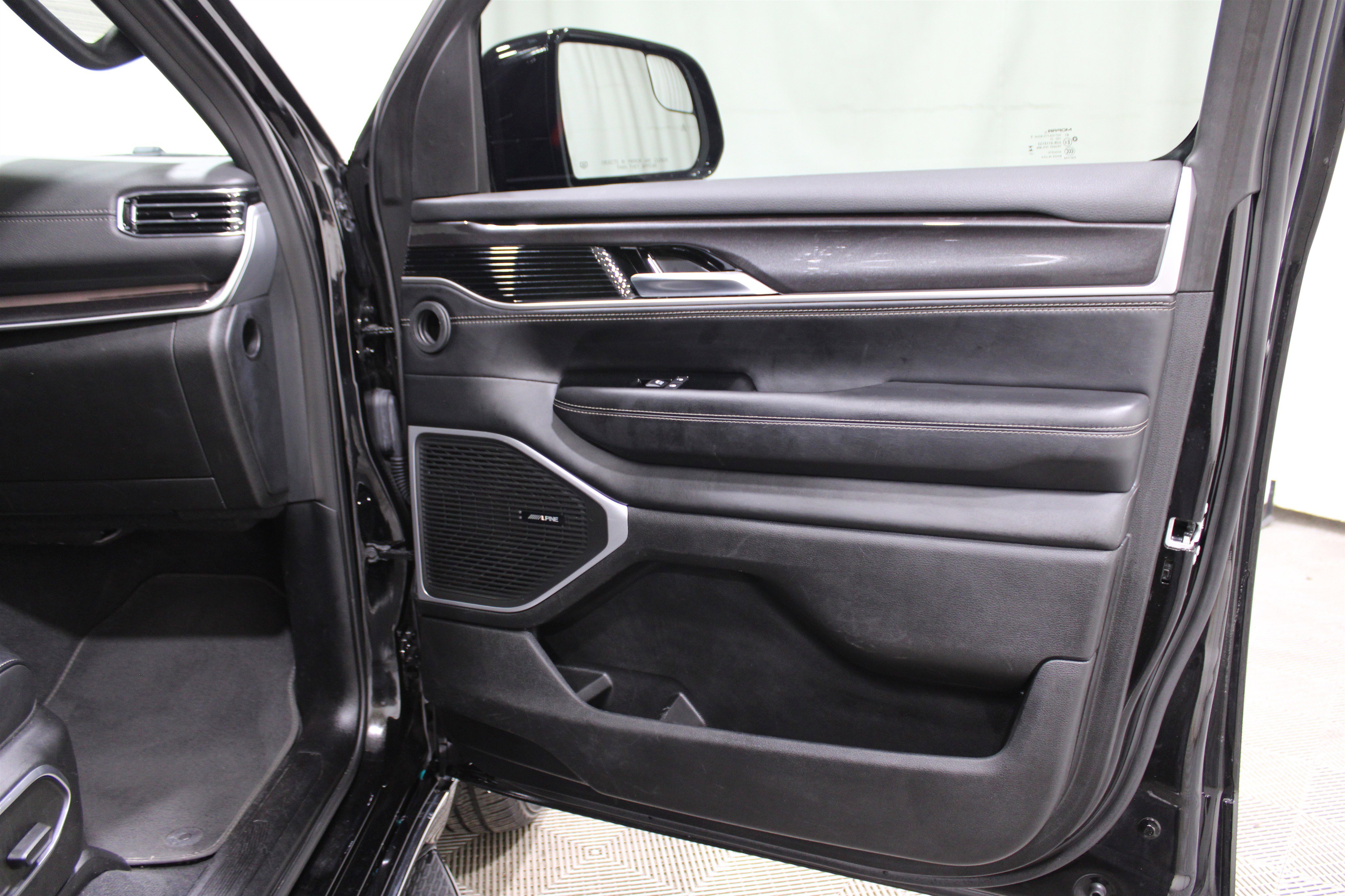 Used 2023 Jeep Wagoneer 4WD w/ Premium Group I image 33