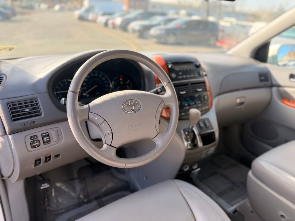 Used 2009 Toyota Sienna XLE image 10