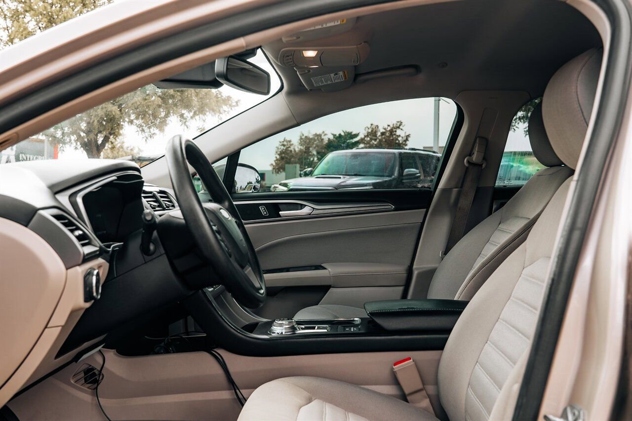Used 2018 Ford Fusion SE FWD image 21