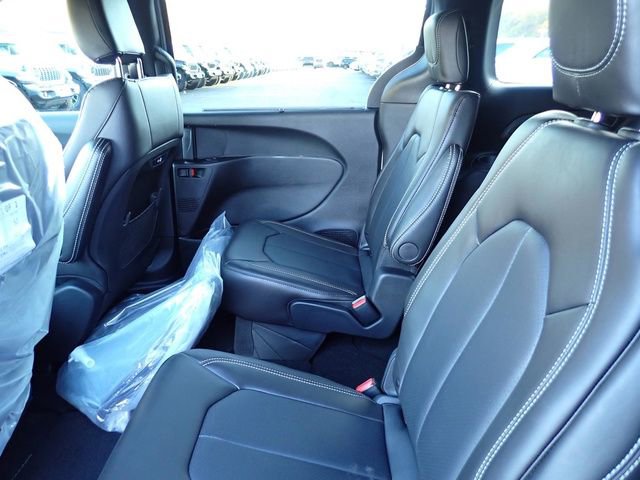 New 2026 Chrysler Pacifica Select image 13