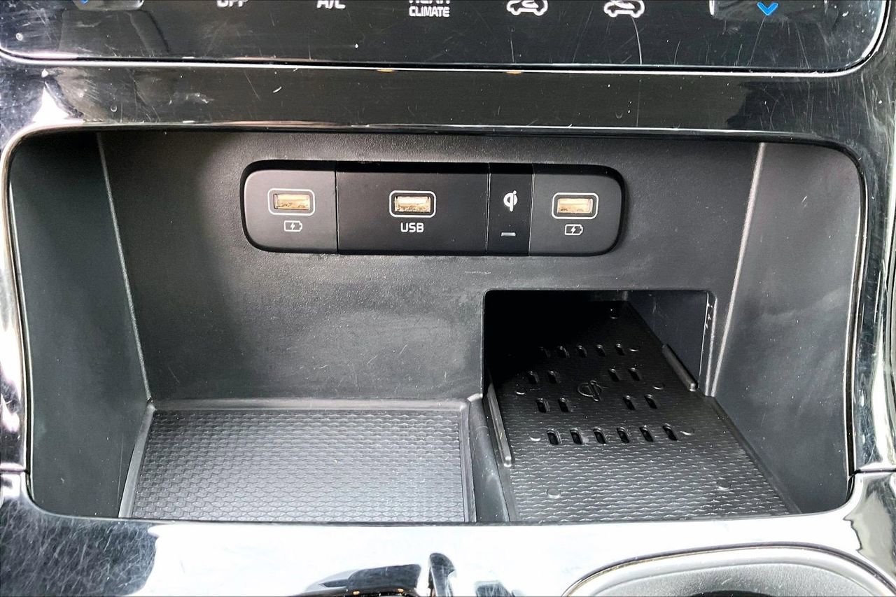 Used 2024 Kia Carnival EX image 17