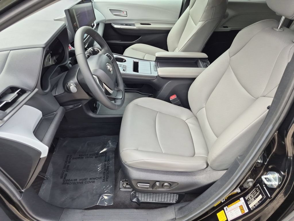 Used 2026 Toyota Sienna XLE FWD image 16