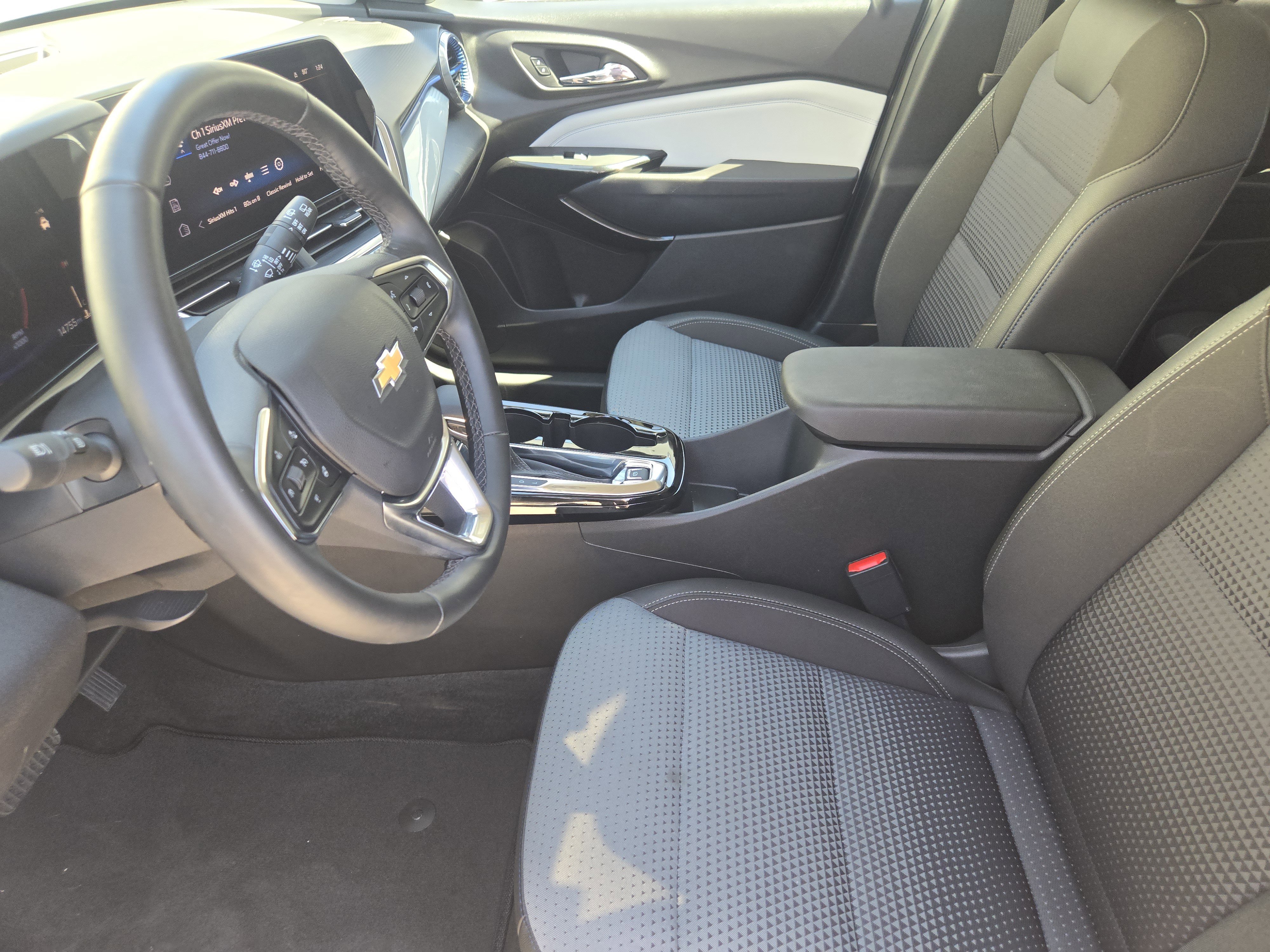 Used 2025 Chevrolet Trax LT w/ LT Convenience Package FWD image 16