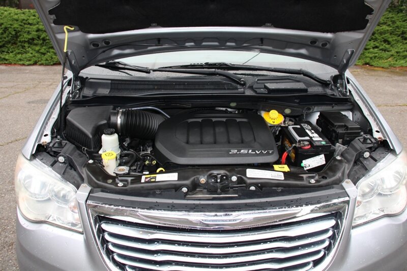 Used 2014 Chrysler Town & Country Touring FWD image 23
