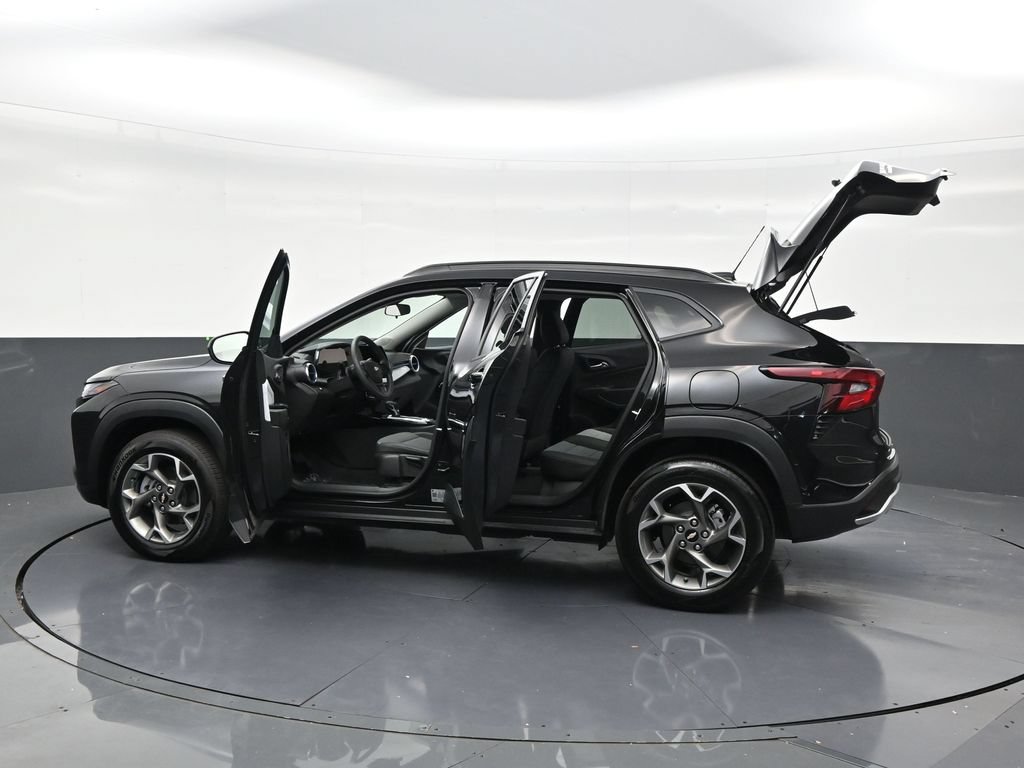 Used 2025 Chevrolet Trax LT FWD image 27