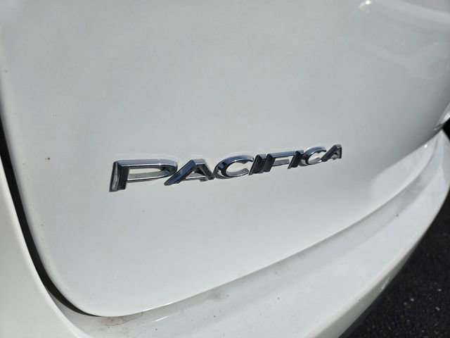 Used 2023 Chrysler Pacifica Touring-L FWD image 9