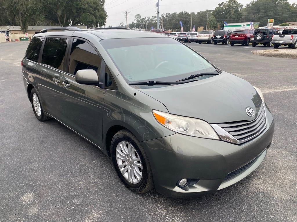 Used 2014 Toyota Sienna XLE image 4