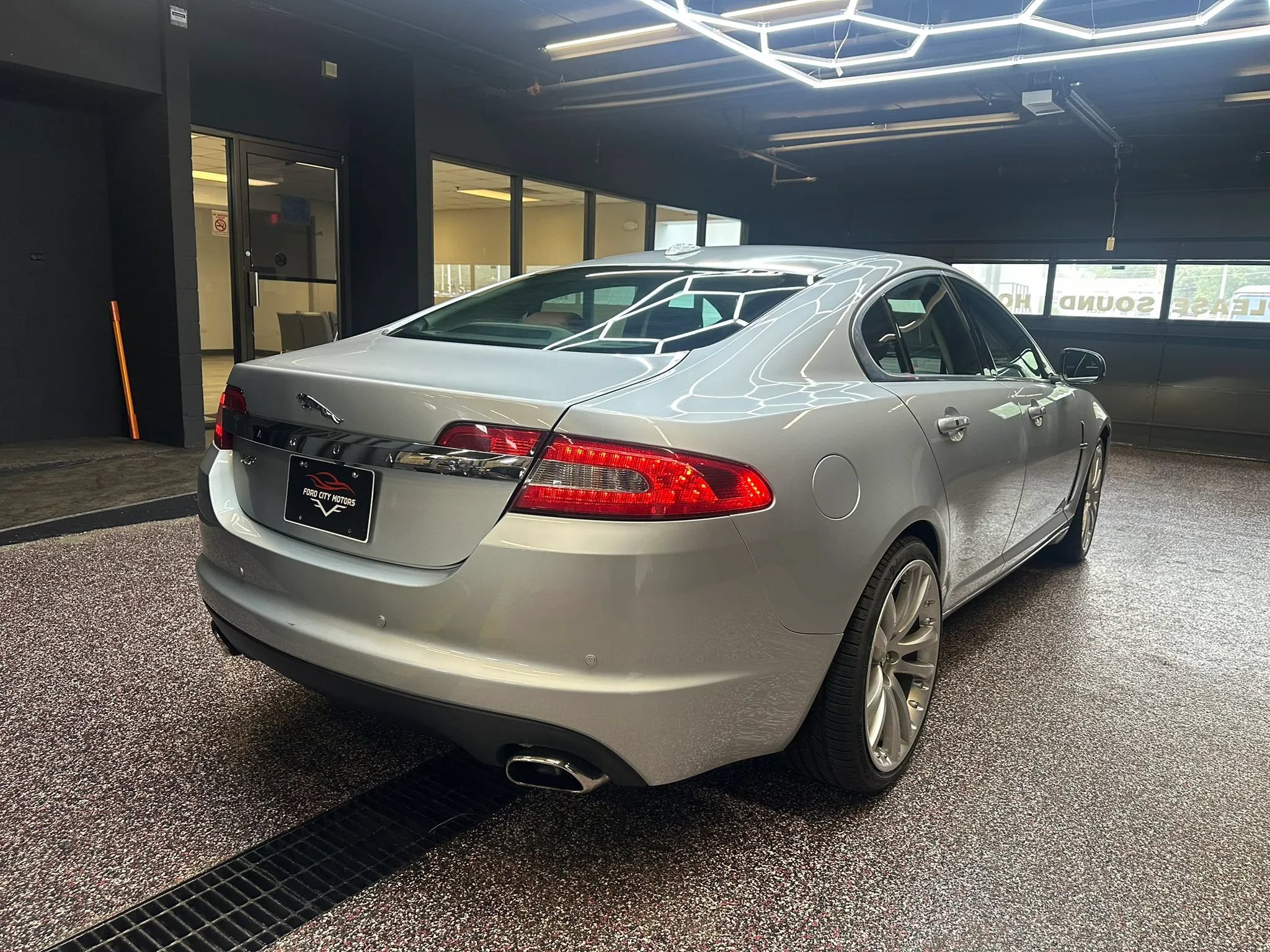 Used 2011 Jaguar XF Premium RWD image 7