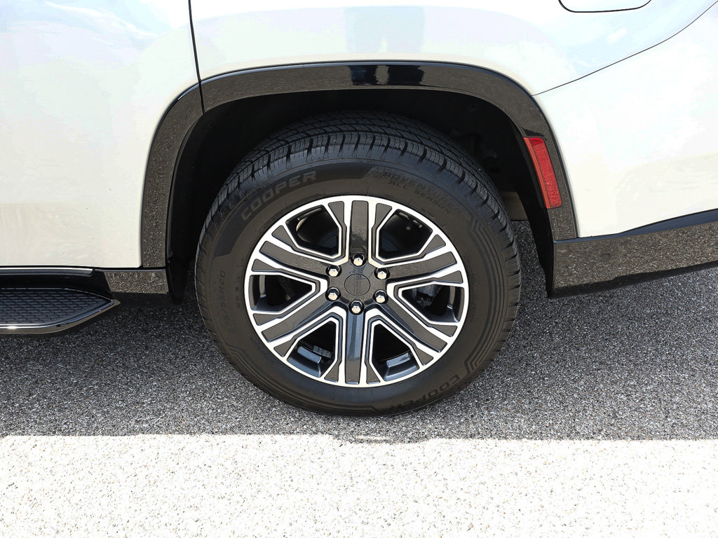 Used 2023 Jeep Wagoneer 4WD w/ Premium Group I image 4