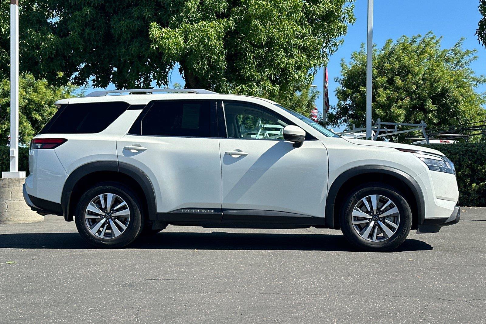 Used 2022 Nissan Pathfinder SL AWD/4WD image 2