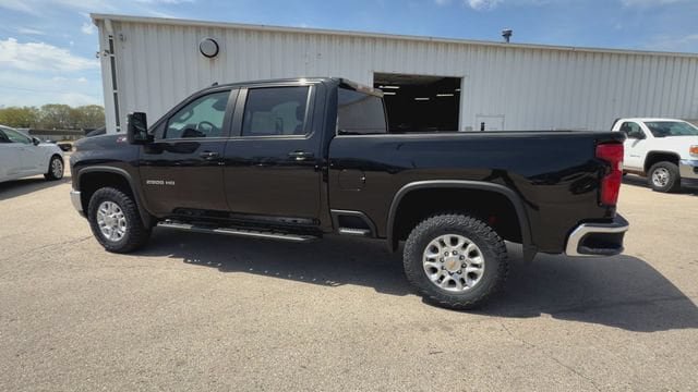 Used 2024 Chevrolet Silverado 2500 LT AWD/4WD image 11
