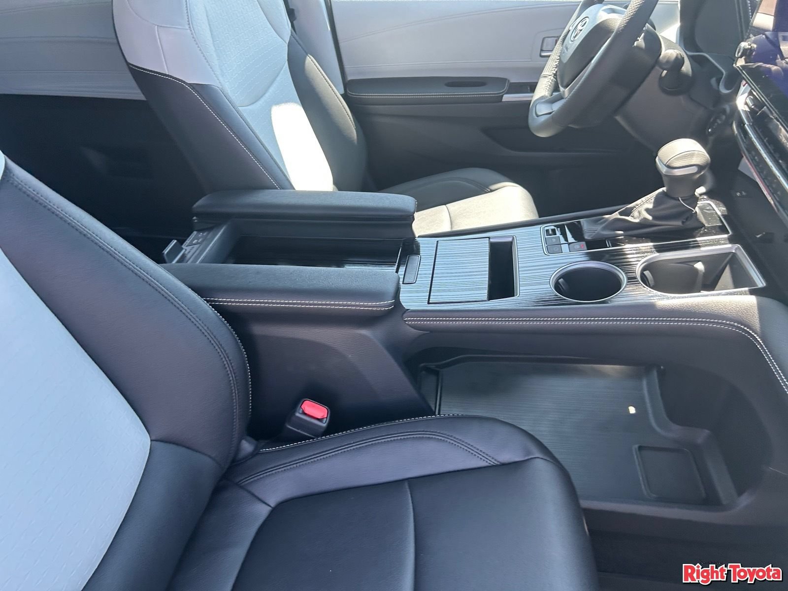 New 2026 Toyota Sienna XSE AWD/4WD image 9