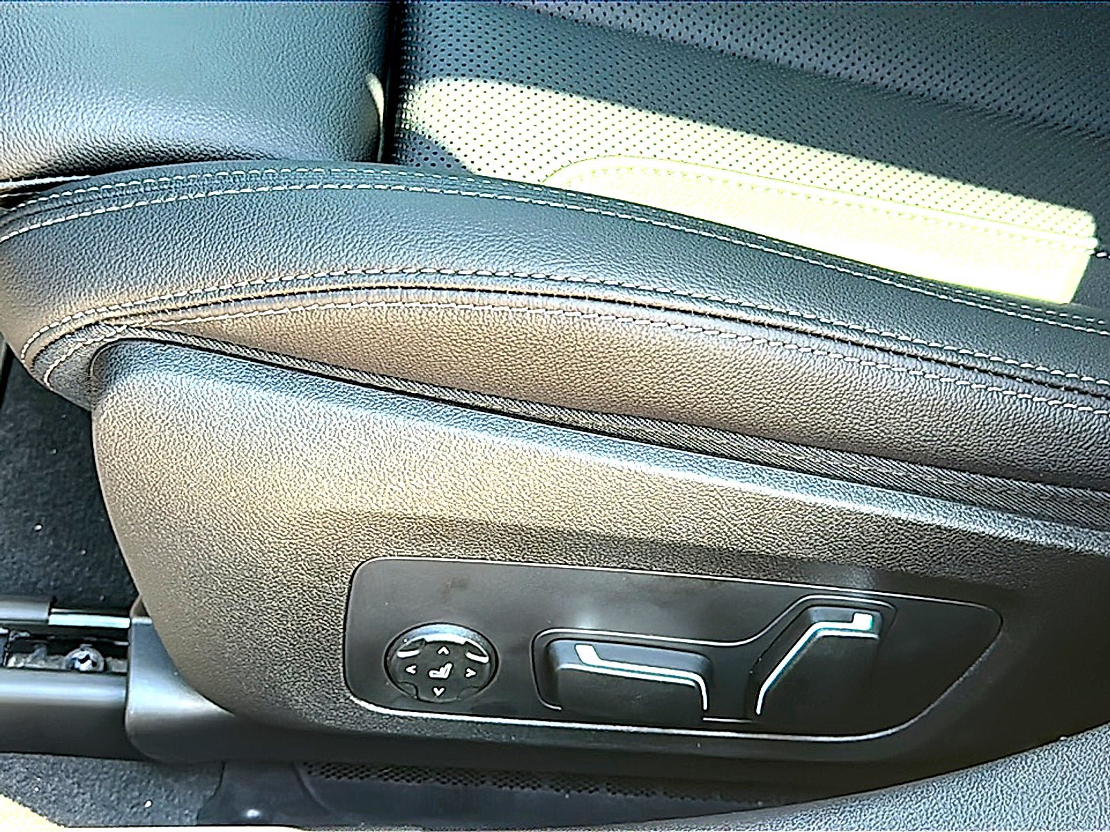 New 2026 BMW 330i Sedan w/ Premium Package RWD image 12