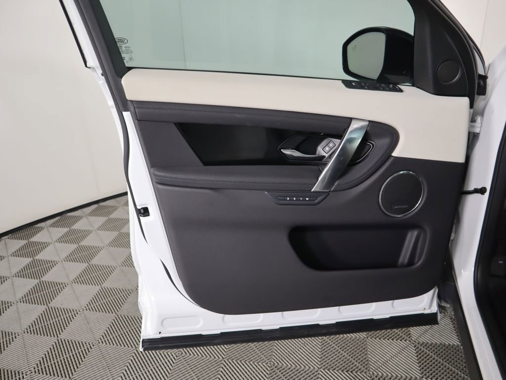 Used 2025 Land Rover Discovery Sport S image 23