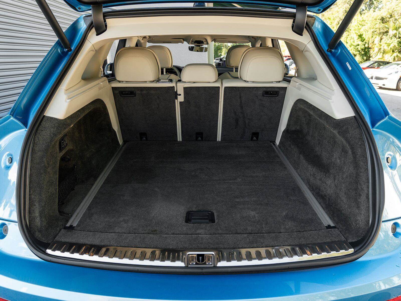 Used 2022 Bentley Bentayga AWD/4WD image 42