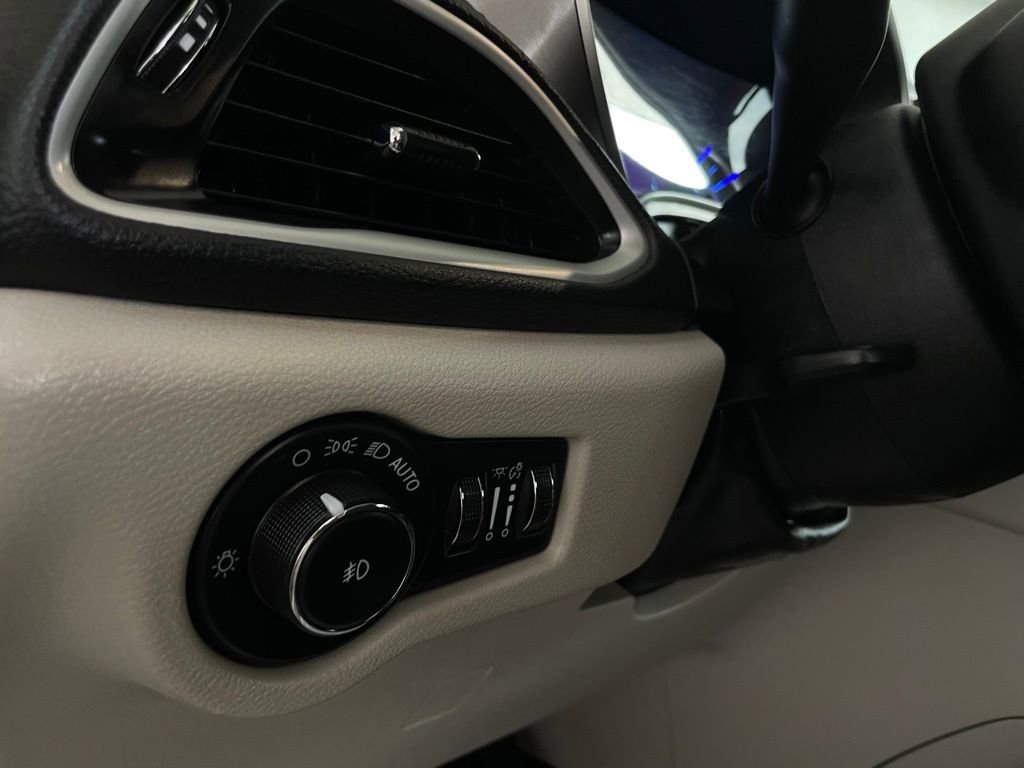 Used 2023 Chrysler Pacifica Touring-L image 31