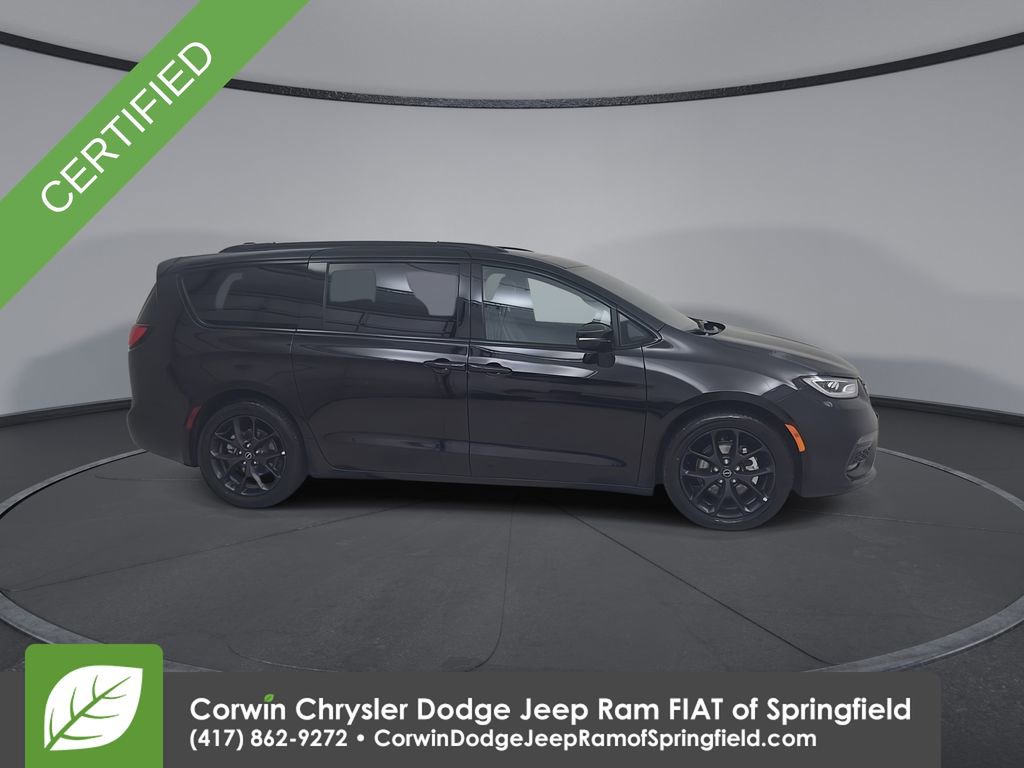 Certified 2025 Chrysler Pacifica Limited image 3