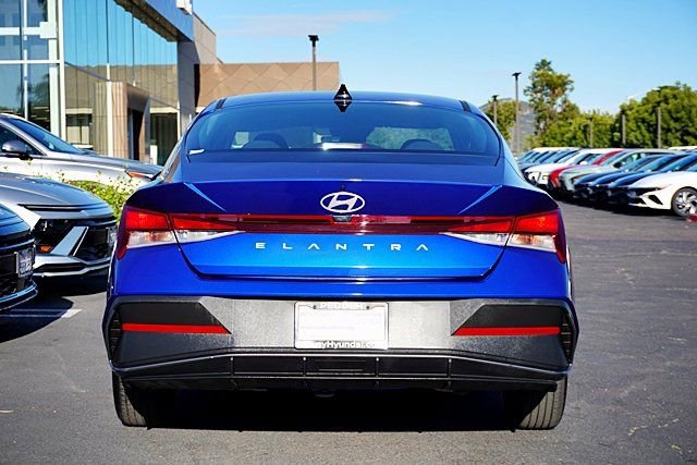 Certified 2025 Hyundai Elantra SE w/ Cargo Package image 9
