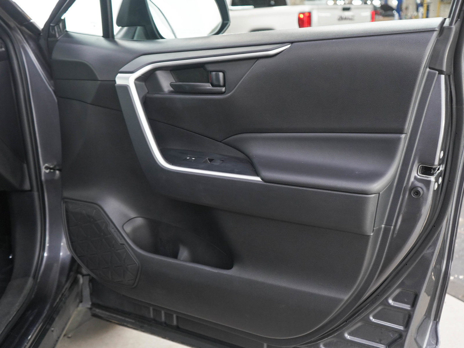Used 2025 Toyota RAV4 LE AWD/4WD image 9