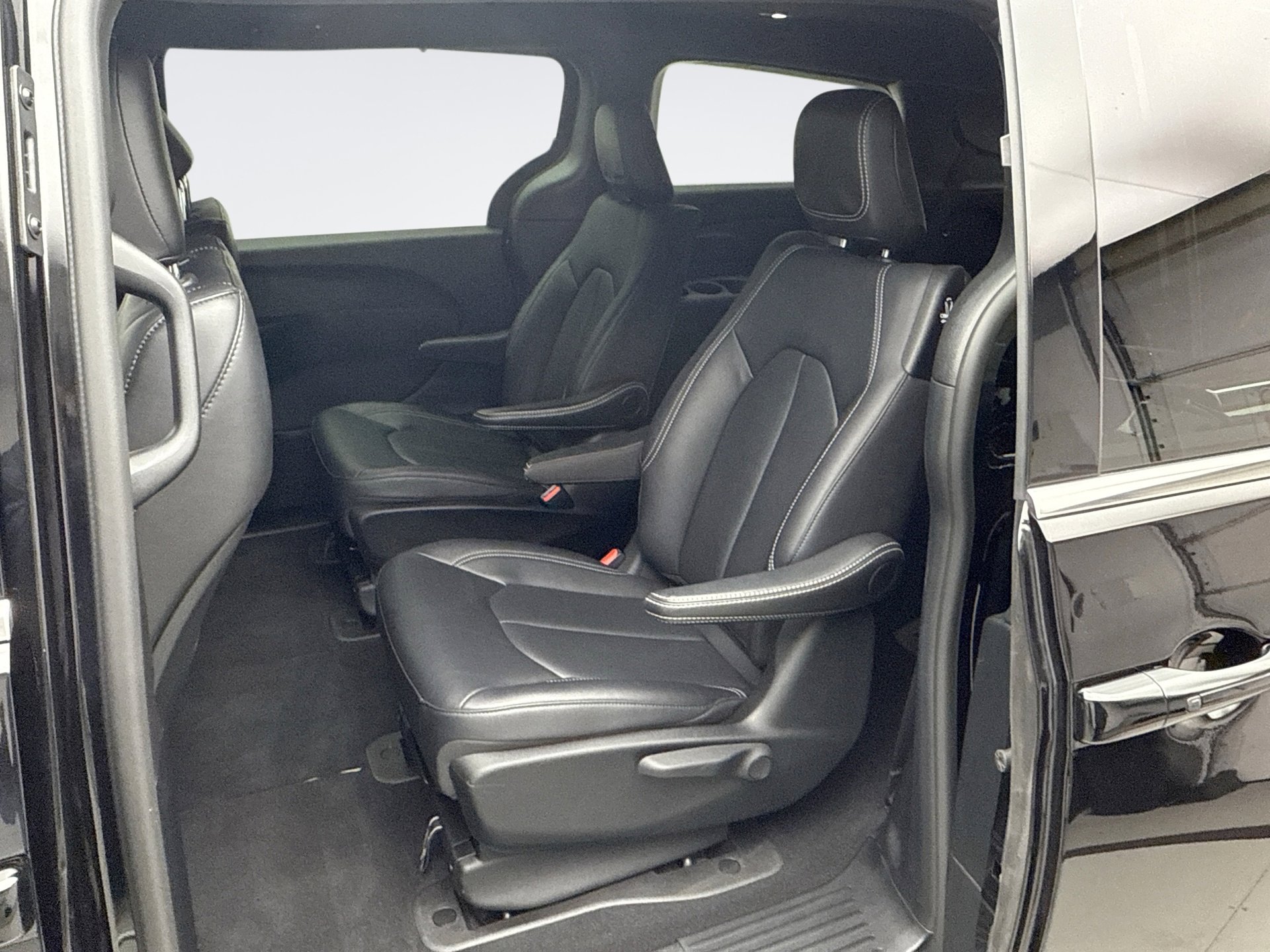 Used 2025 Chrysler Pacifica Select image 11