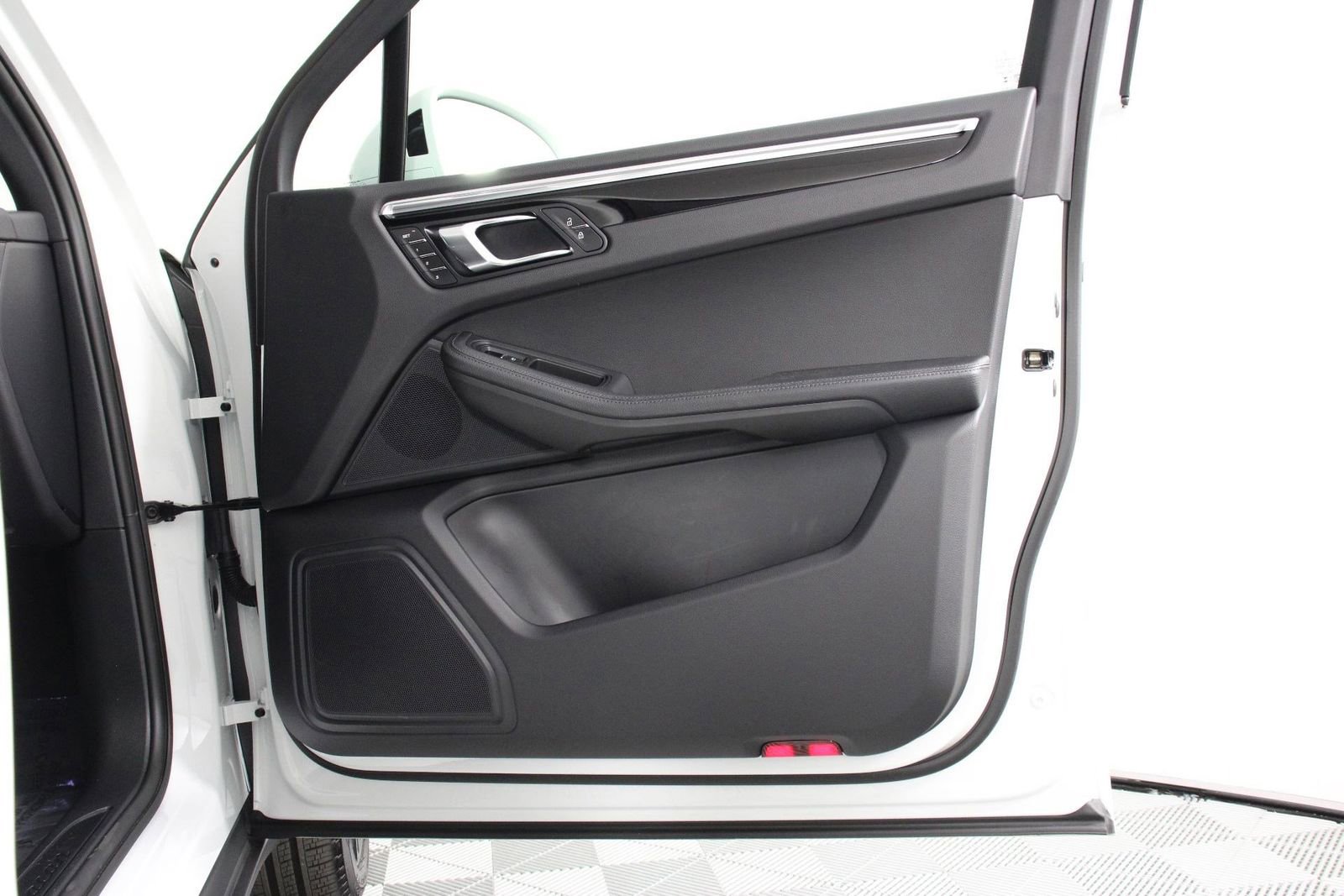 Certified 2025 Porsche Macan image 23