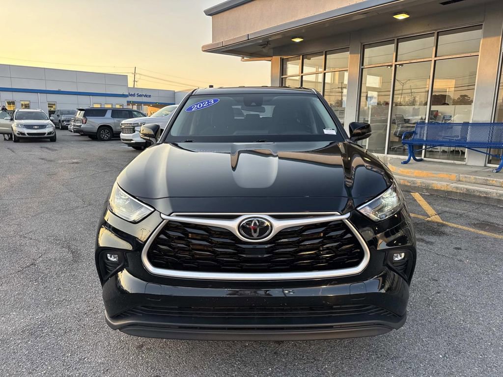 Used 2023 Toyota Highlander LE image 2
