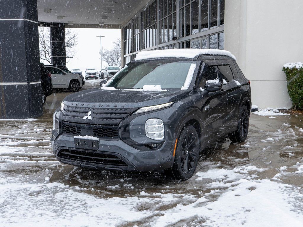 Used 2024 Mitsubishi Outlander 4WD Plug-In Hybrid image 3