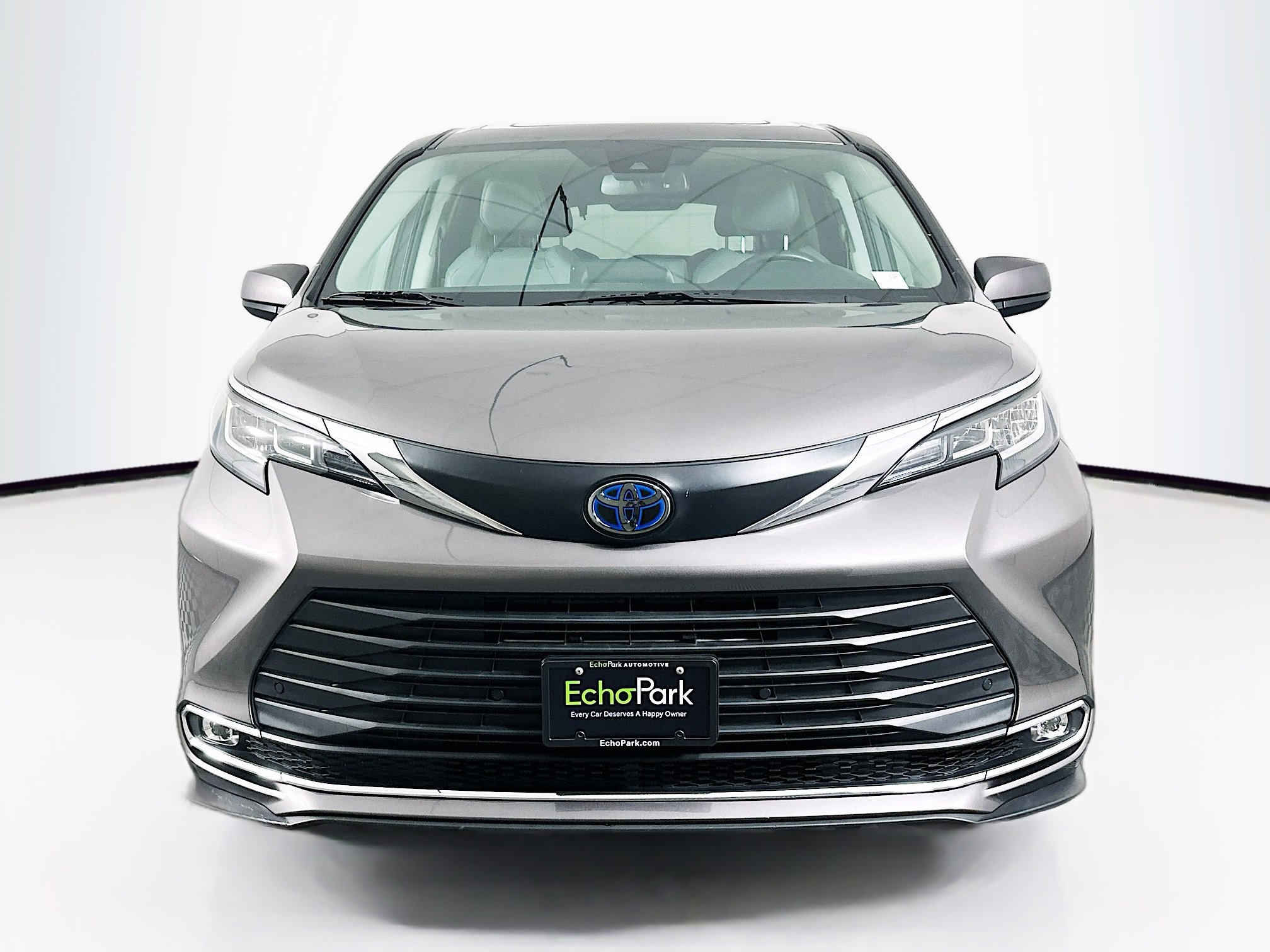 Used 2021 Toyota Sienna XLE image 2