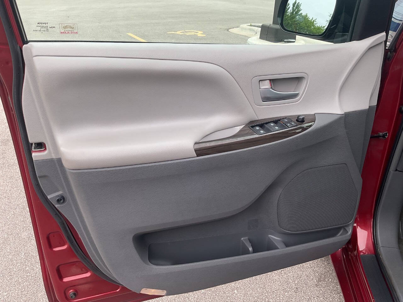 Used 2015 Toyota Sienna XLE FWD image 27