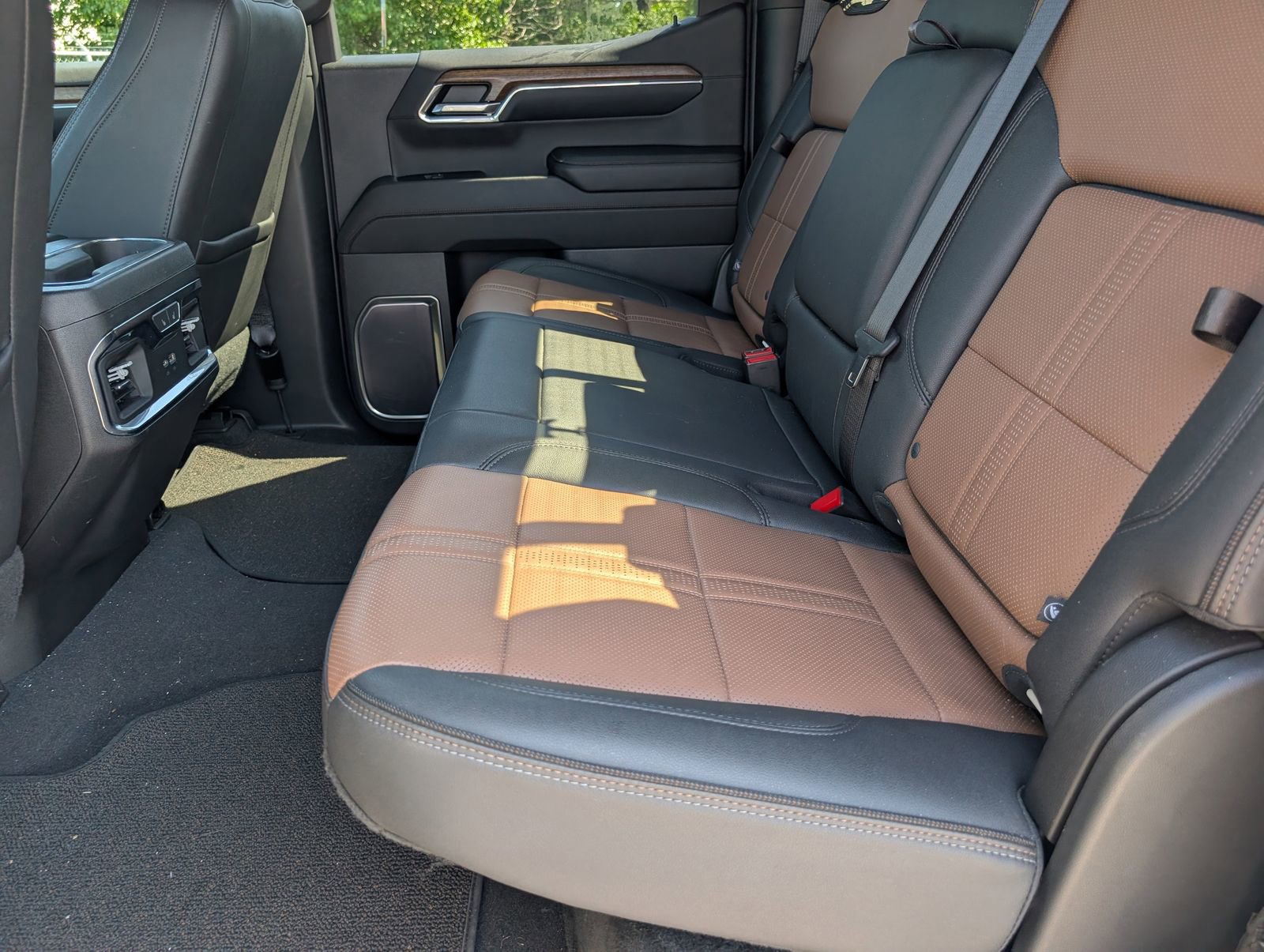 Used 2023 Chevrolet Silverado 1500 High Country w/ Technology Package AWD/4WD image 8