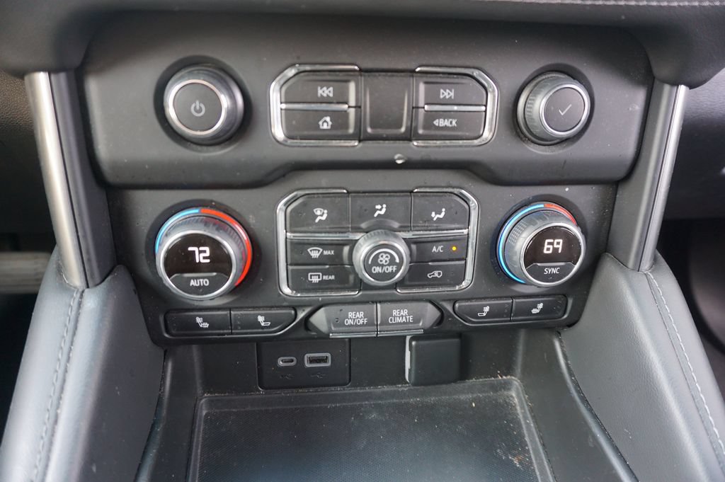 Used 2022 Chevrolet Suburban LT w/ Luxury Package RWD image 12