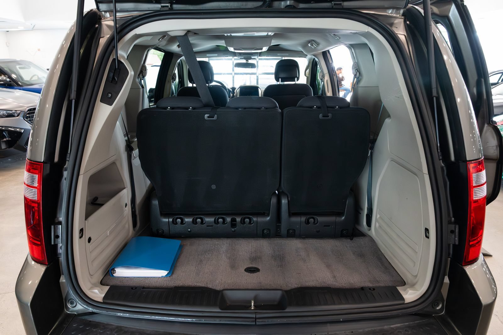 Used 2010 Dodge Grand Caravan SXT FWD image 9