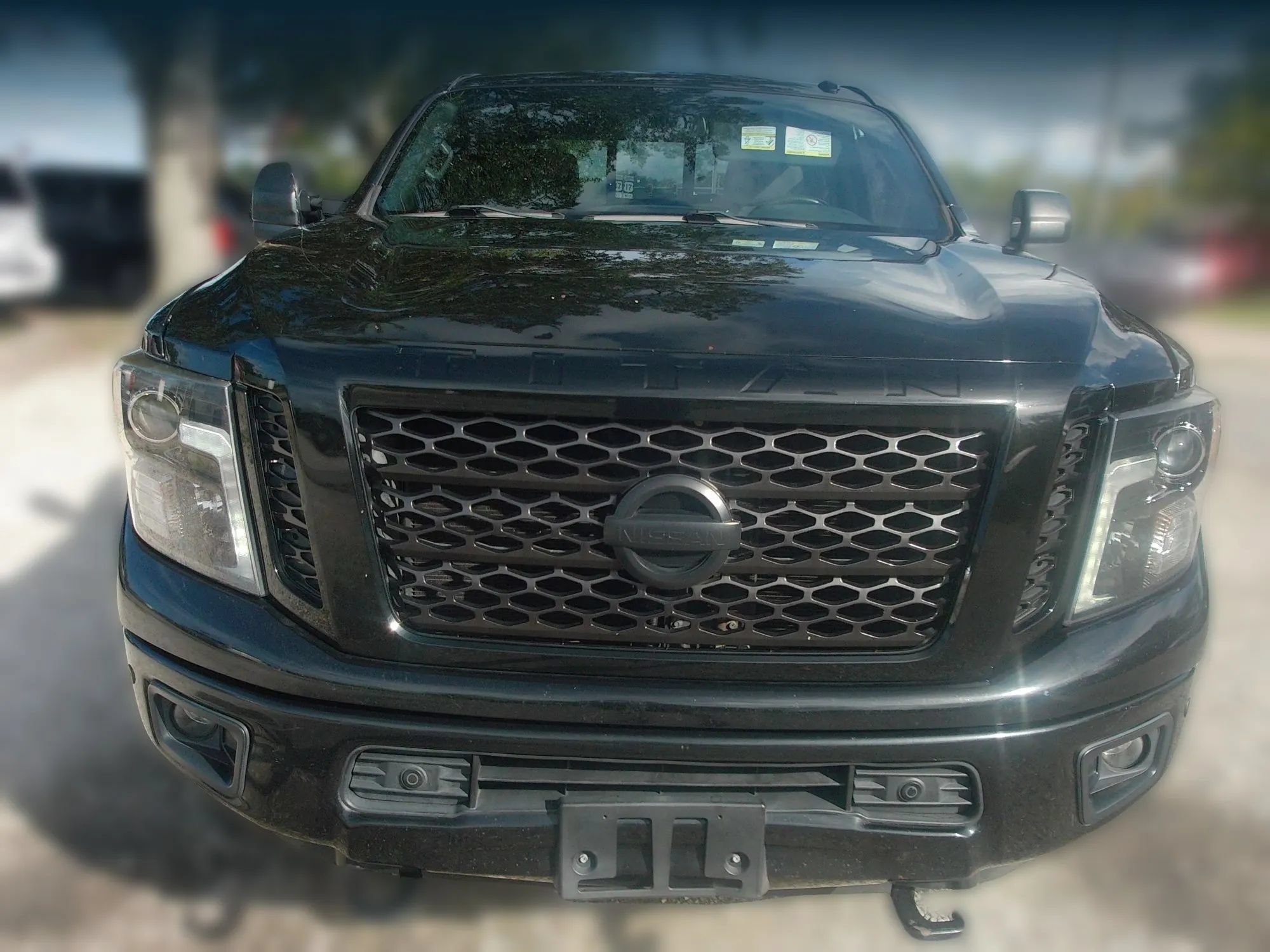 Used 2018 Nissan Titan SV w/ SV Convenience Package AWD/4WD image 2
