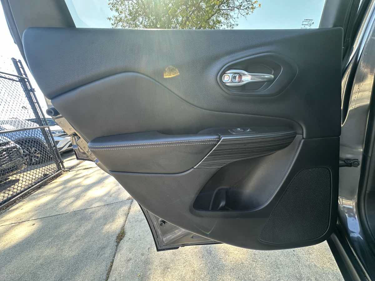 Used 2017 Jeep Cherokee Limited AWD/4WD image 40