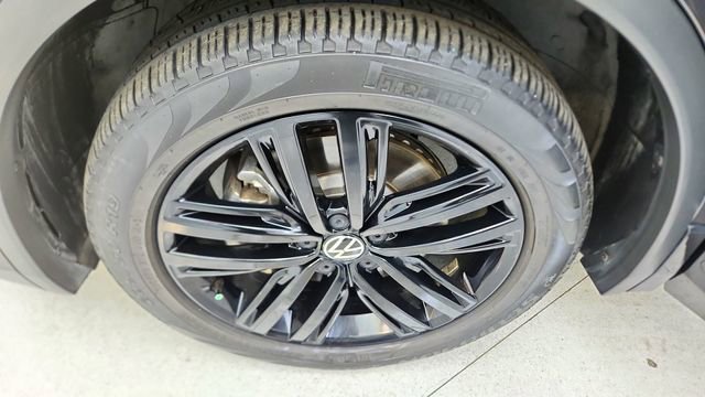 Used 2022 Volkswagen Tiguan SE R-Line image 61