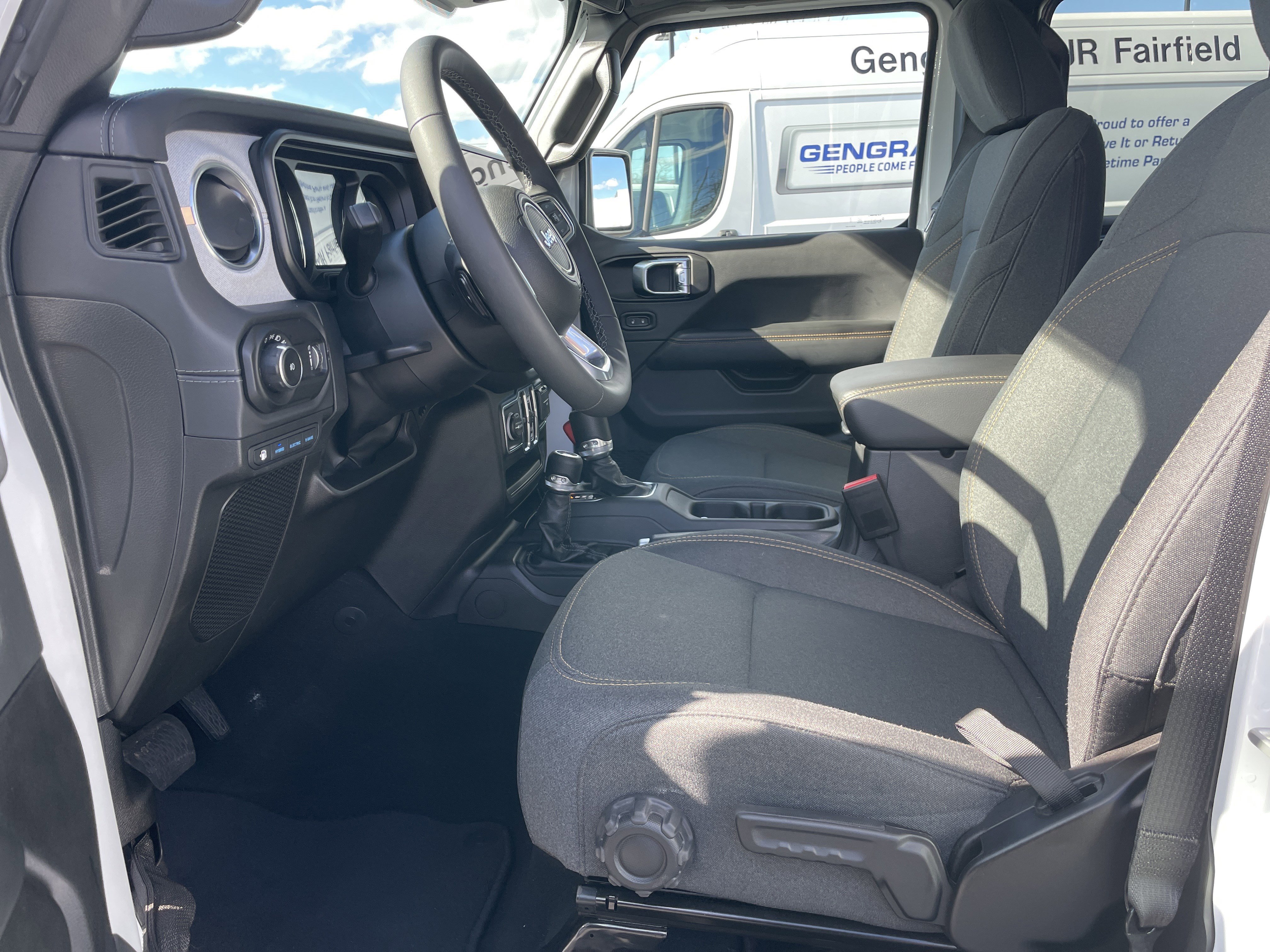 Used 2025 Jeep Wrangler Sahara image 33